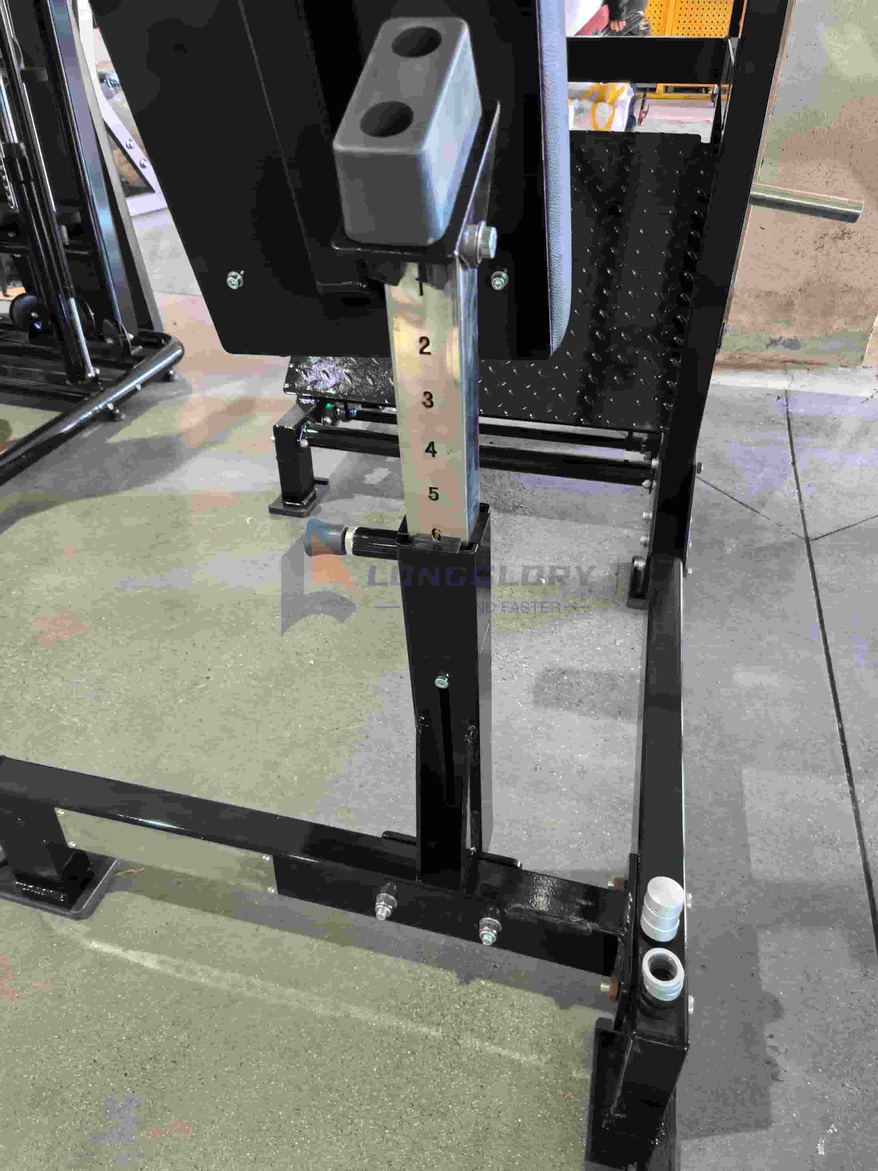 Plate Loaded Pendulum Squat Machine